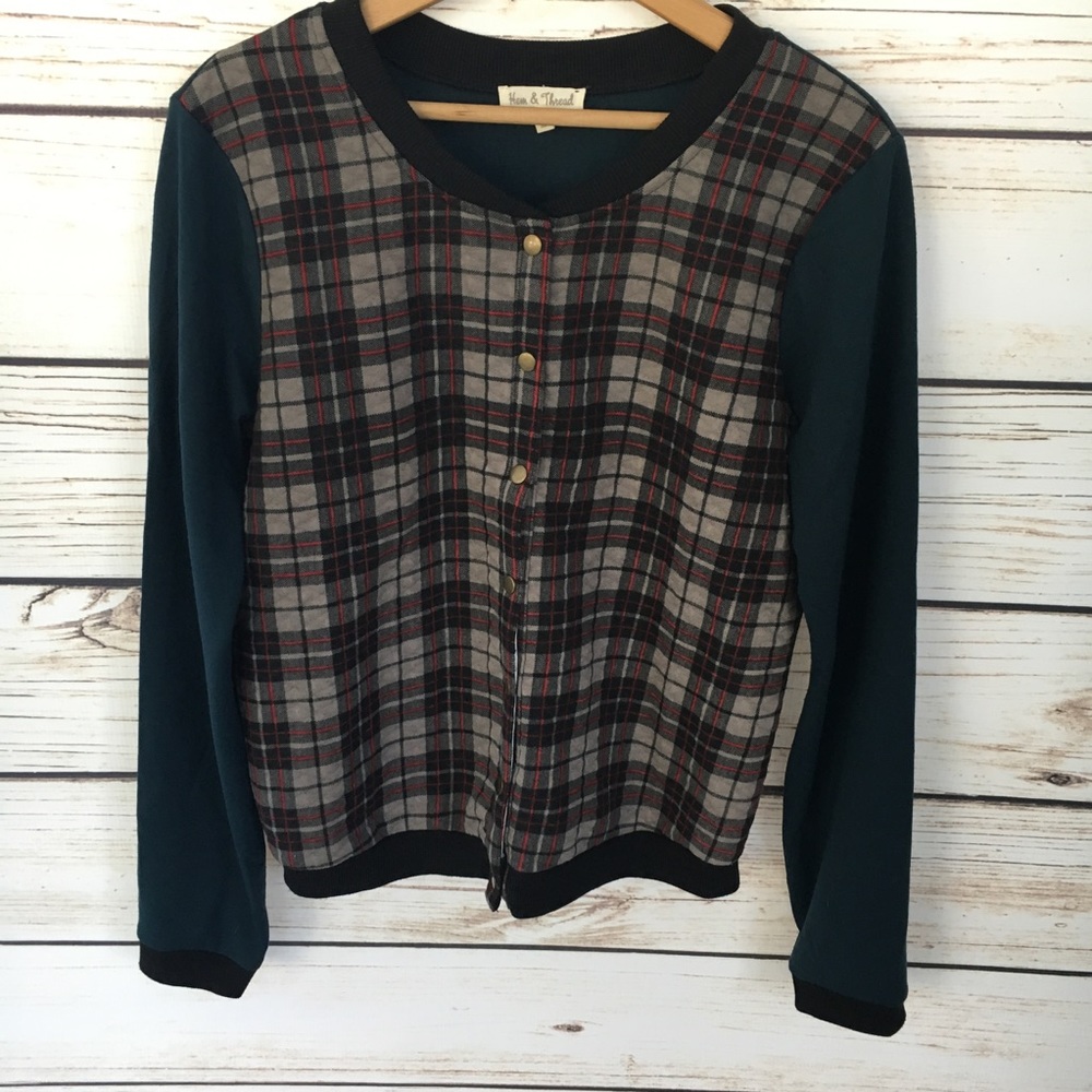 Hem & Thread Sz L Plaid Top • Snaps down the front
